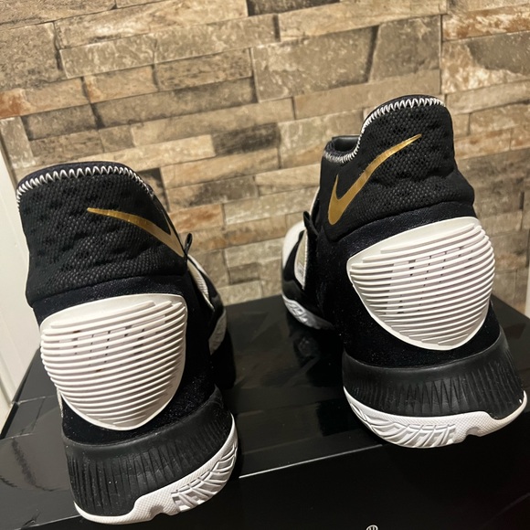 Nike - Picture 3 of 11